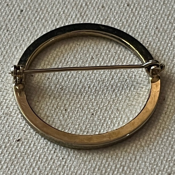 Vintage Gold-Tone Circle Brooch – Classic Minimalist Pin - Picture 3 of 3
